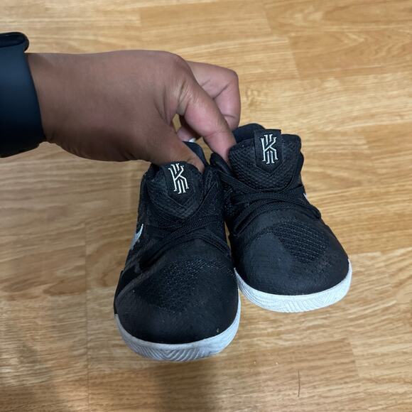 Nike Kyrie 3 Basketball shoes - Picture 2 of 5